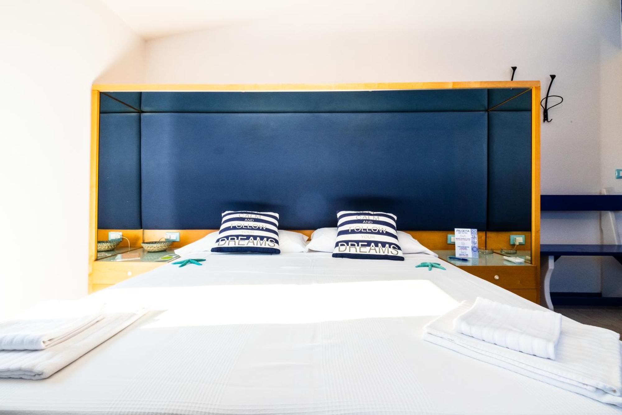 La Favorita Hotel Кала Гононе Екстериор снимка